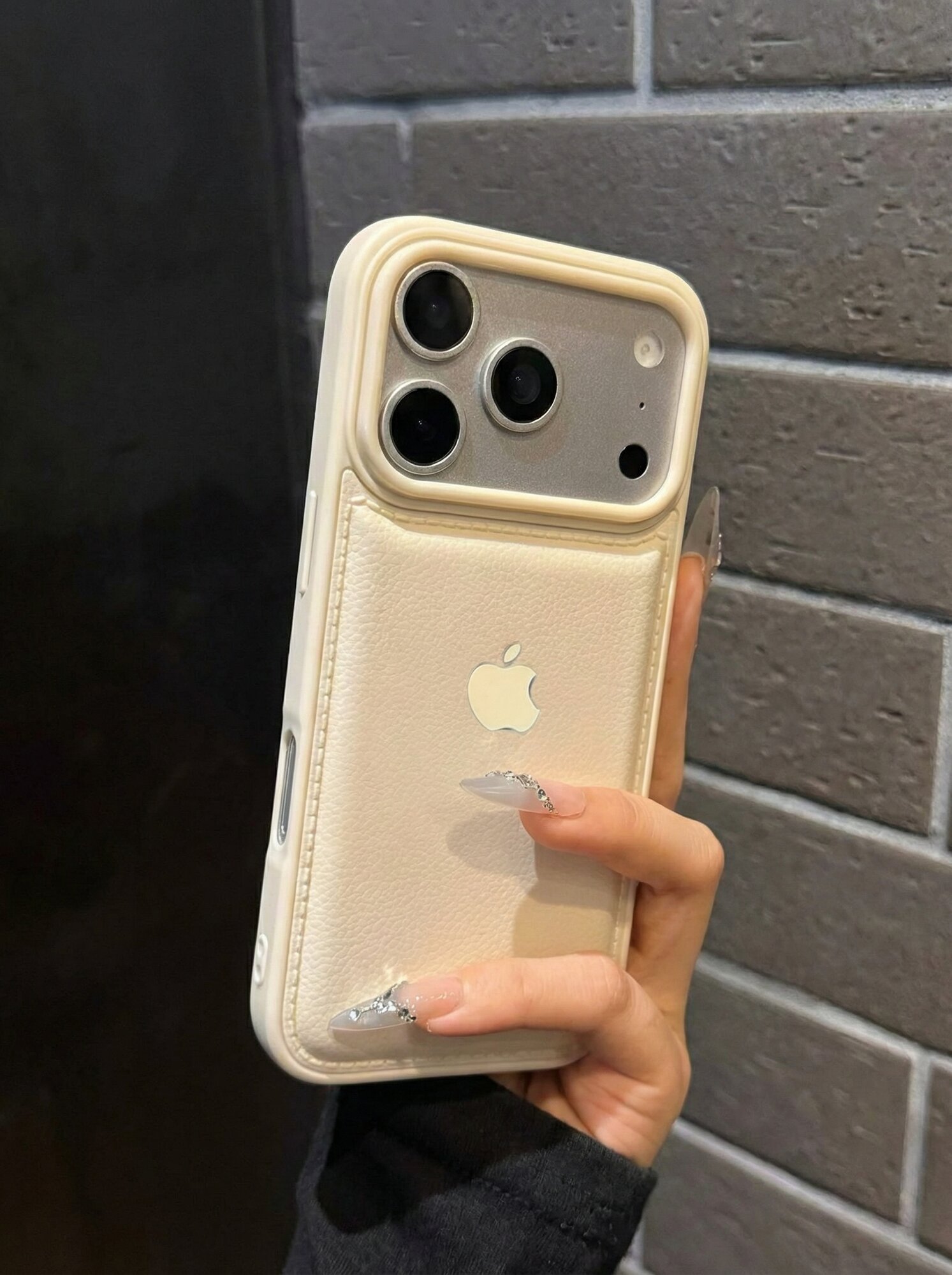 Чехол на айфон 17 Pro, Pro Max, c искусственно-кожаным материалом.