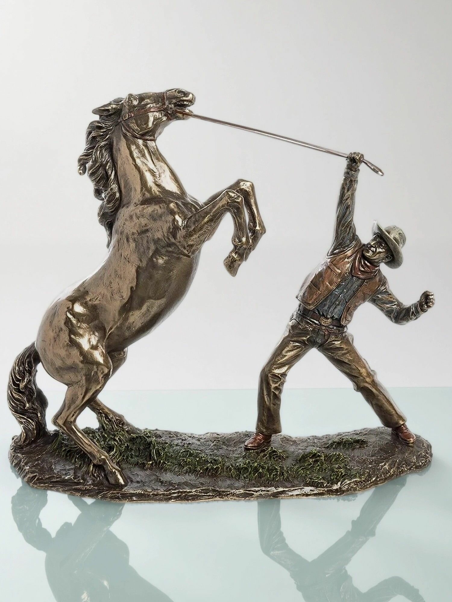 Статуэтка Ковбой, укрощающий лошадь, 29*10*31см, полистоун, цвет бронзовый — фото 1