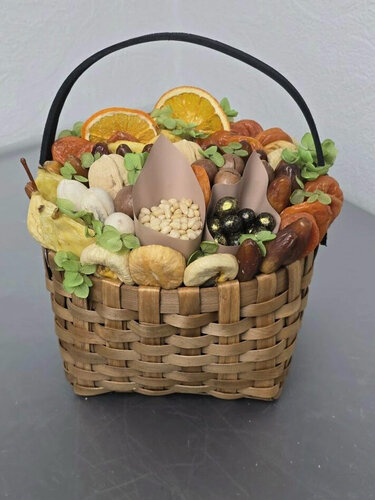 Изображение товара Подарочная корзина с гортензией, сухофруктами и орехами (BuketOnline)