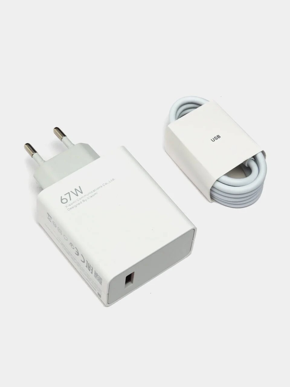 Комплект Xiaomi 67W HyperCharge: адаптер для быстрой зарядки Type-A и кабель USB-C.