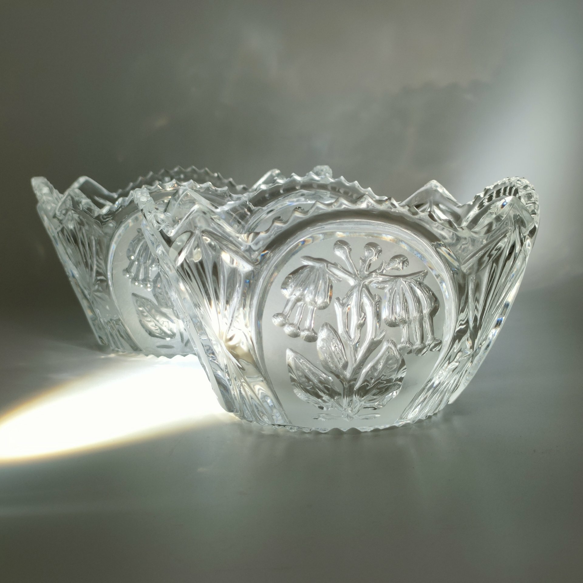 Пара миниатюрных конфетниц, декорированных резным изображением цветов фуксии