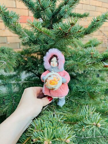 Изображение товара Ватная елочная игрушка - девочка с елочным шаром