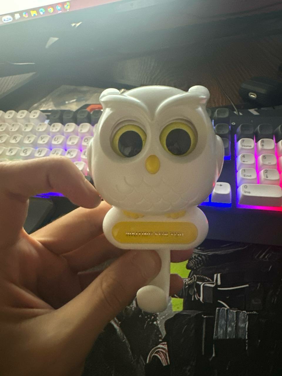 Крючок настенный самоклеящийся совушка белый