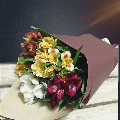 Изображение товара Классический букет из 5 альстромерий микс в крафте от 2name Flowers
