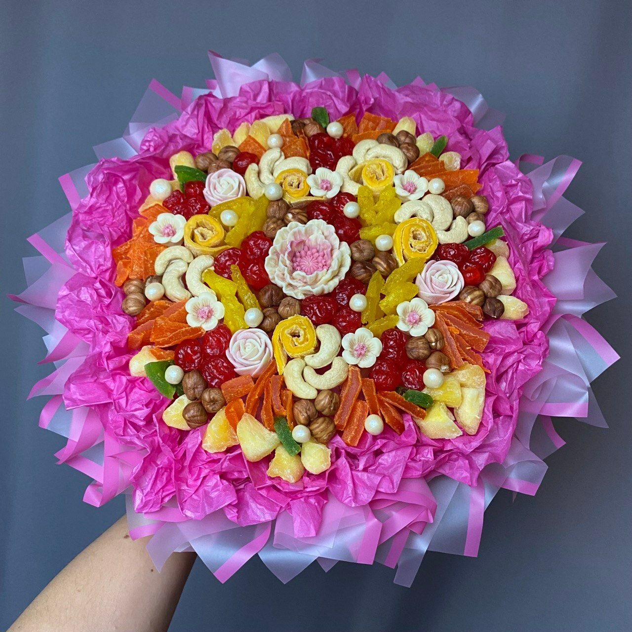 Букет с манго ананасом орехами и шоколадными цветами