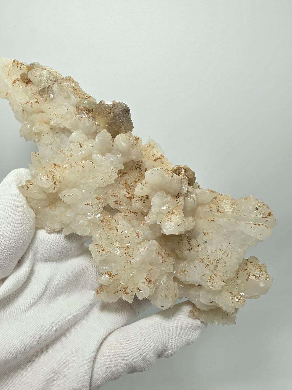 Друза кварца с кальцитом 180 мм, 293 г.