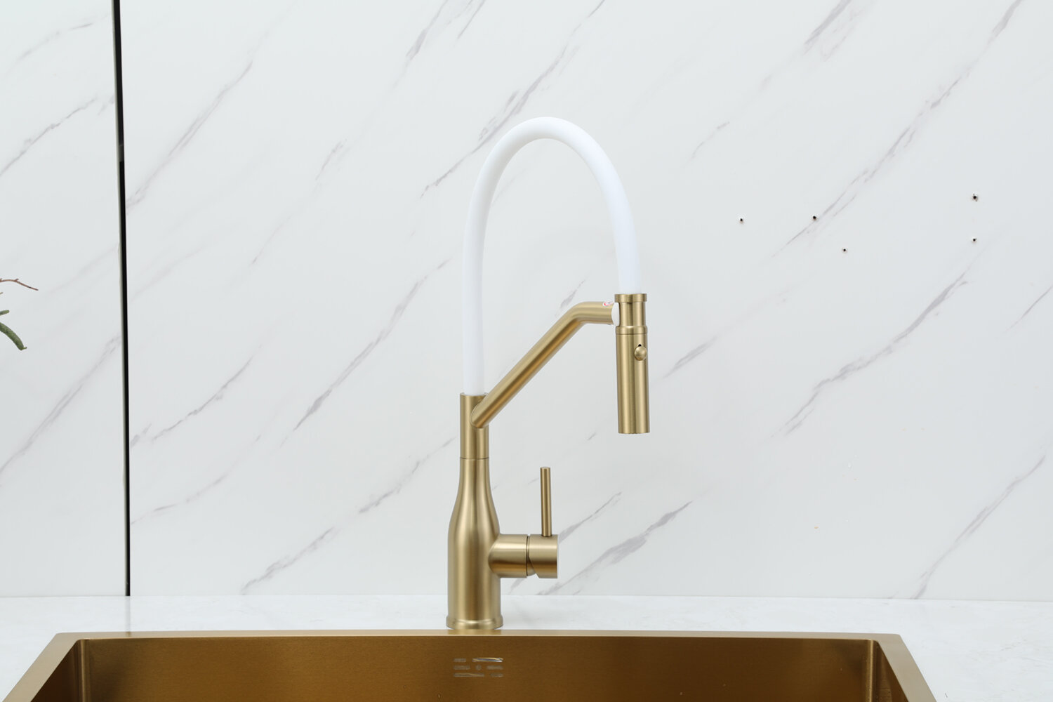 Смеситель для кухни Gappo G4098-13 с гибким изливом, латунь, золотой сатин