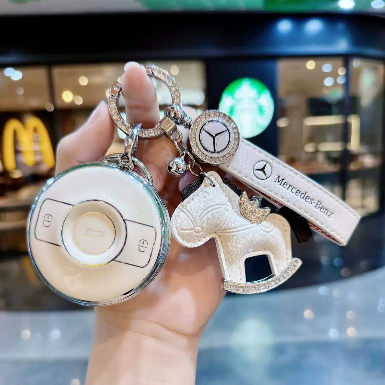 Чехол для ключа Mercedes Smart в перламутровом белом с кожаным шнуром с логотипом и стразами