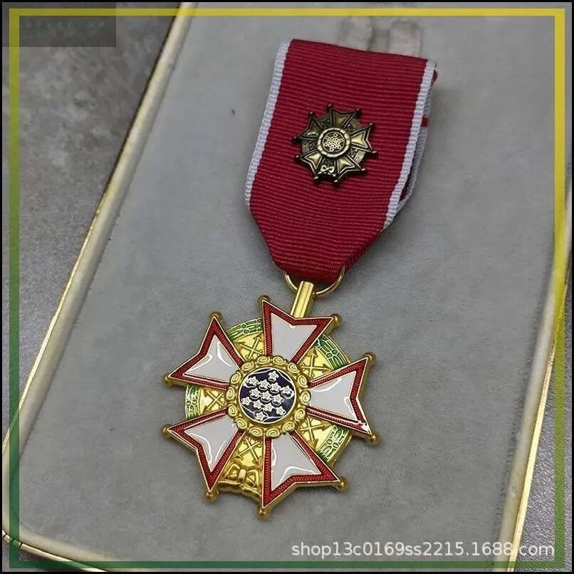 Коллекционная медаль и звезда, фалеристика, военная тематика, латунь, золотистый цвет, подарок коллекционеру