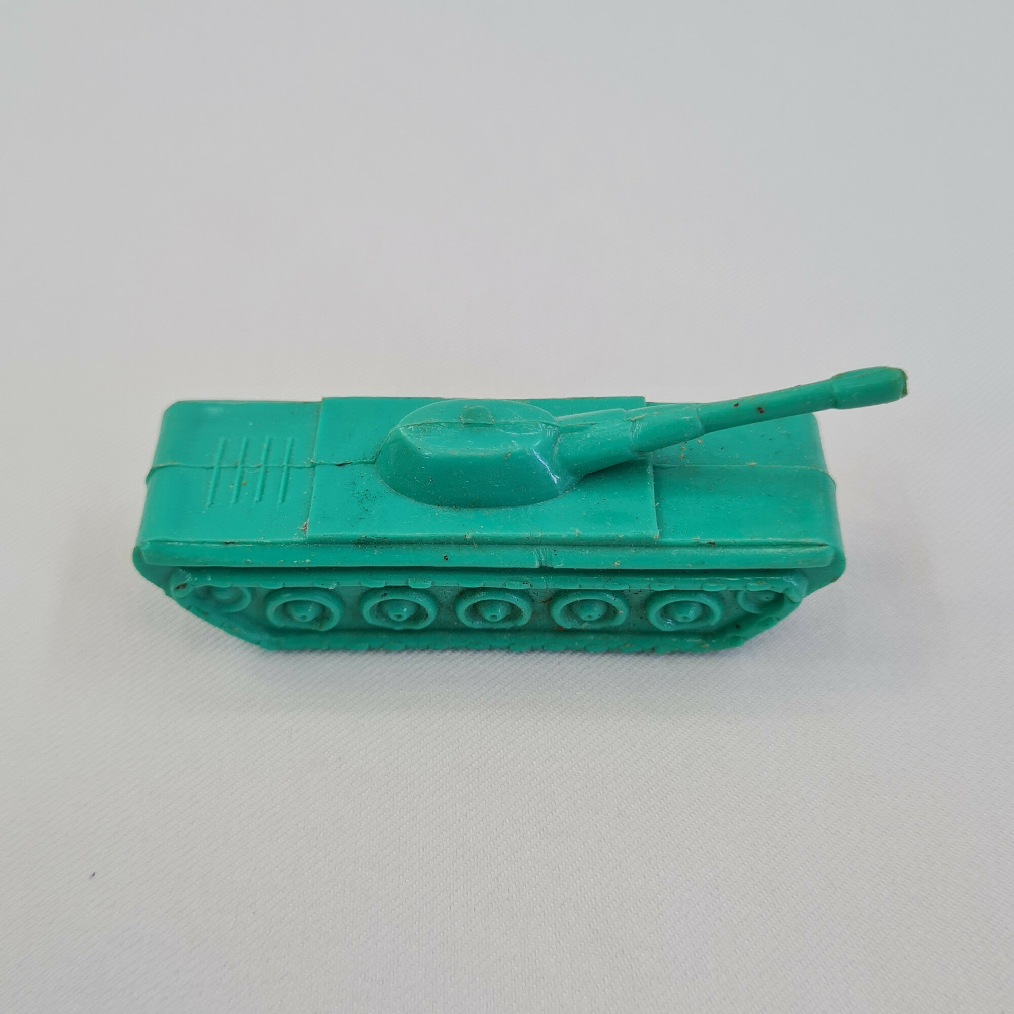 Игрушка танк винтажный периода СССР. Пластиковая модель военной техники на гусеничном ходу