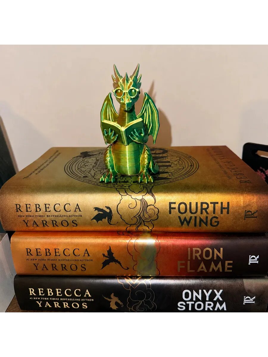 Фигурка читающего дракона в очках с книгой