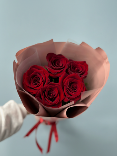 Изображение товара Букет из 5 красных роз в упаковке, монобукет, 50 см | Турбофлора