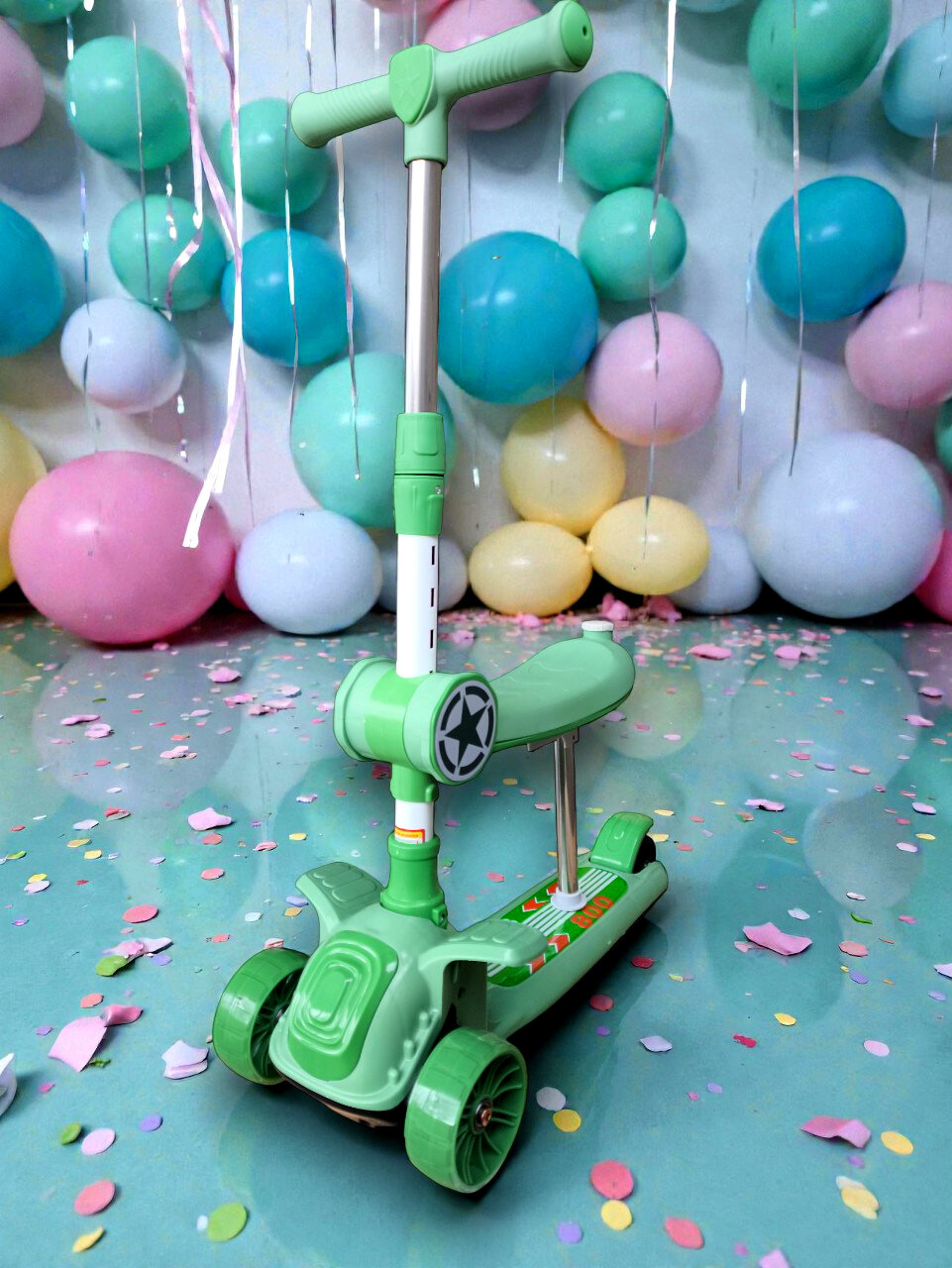 Самокат трех колесный с сидением музыкой и подсветкой зелёный