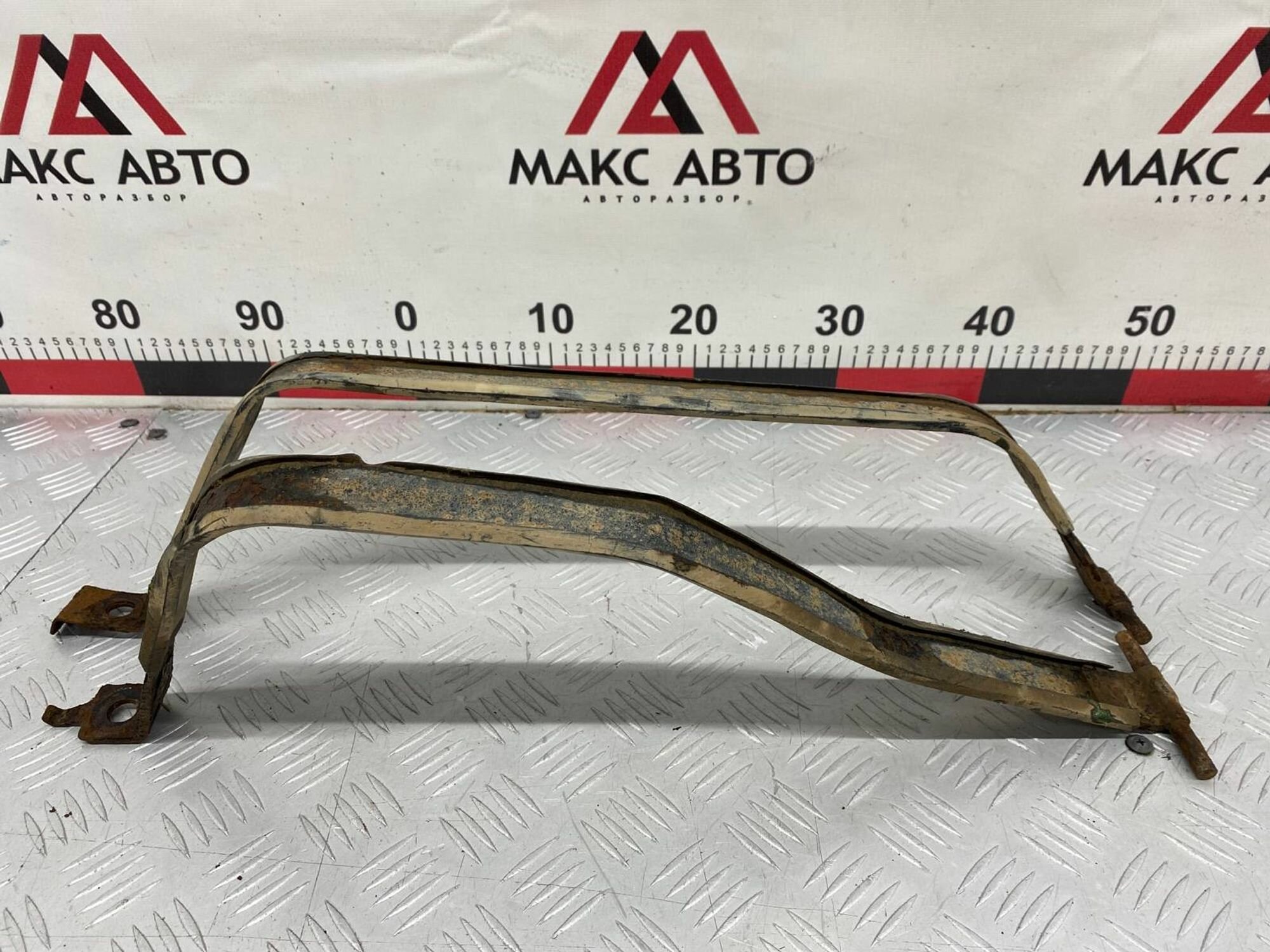 Б/У крепление бензобака (кронштейн) Mazda Demio