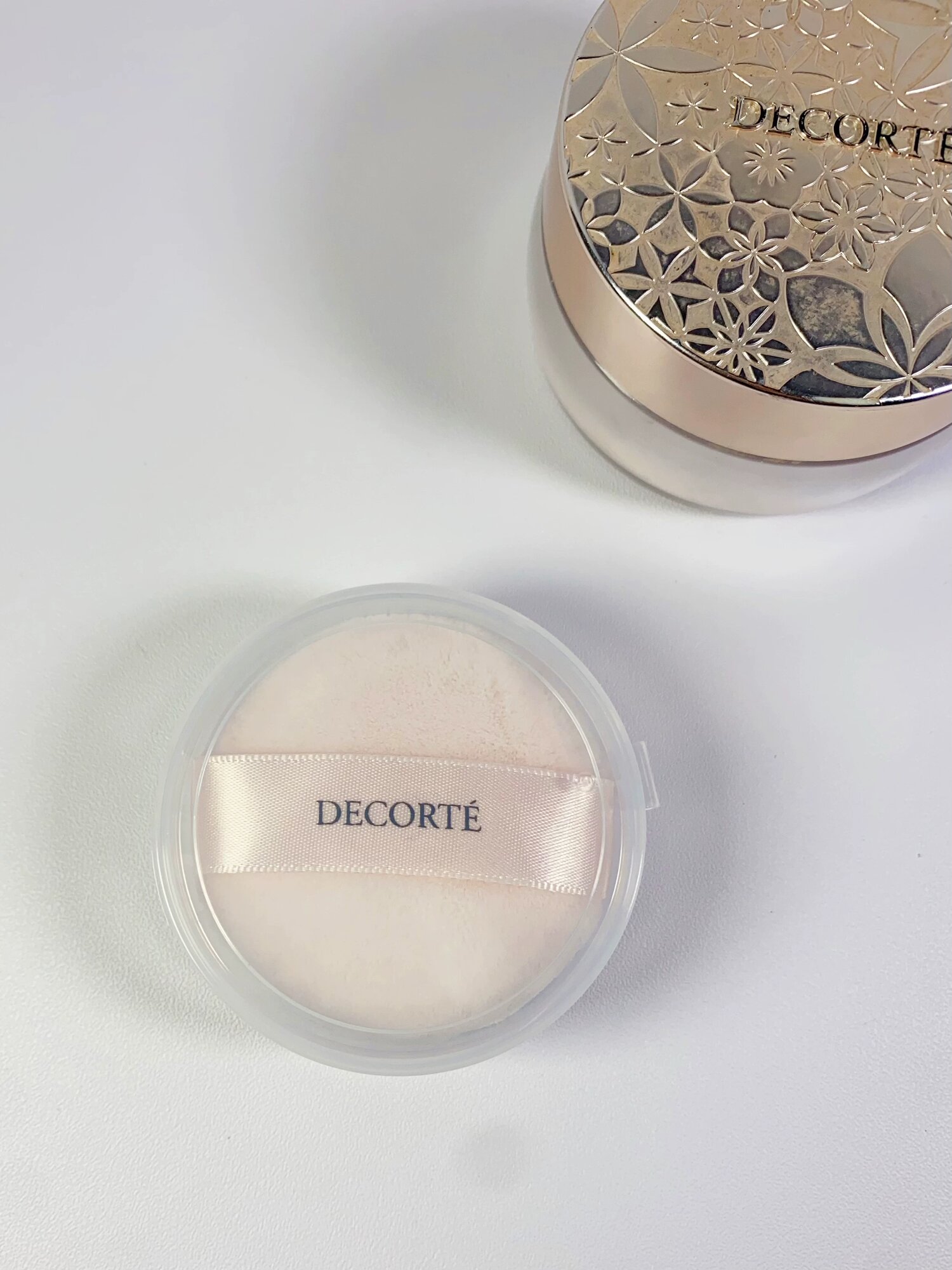 COSME DECORTE Пудровая кисть для фиксации макияжа, 1 шт. с защитным кейсом, ультра-мягкая и плотная текстура для всех