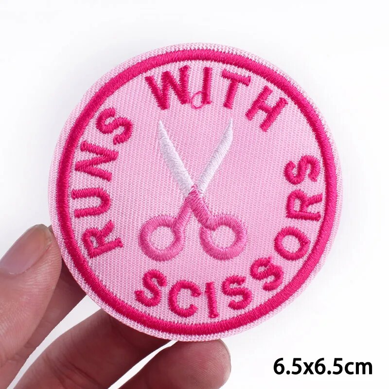 Нашивка "Runs With Scissors", розовый, PE5616CT