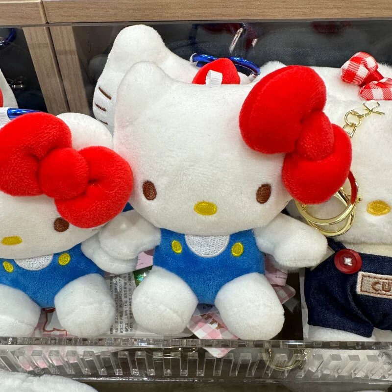 Минисо Sanrio Hello Kitty Мягкий брелок Китти 10 см в виде сидящей Китти в стиле джинсы и вишня, милая подвеска для