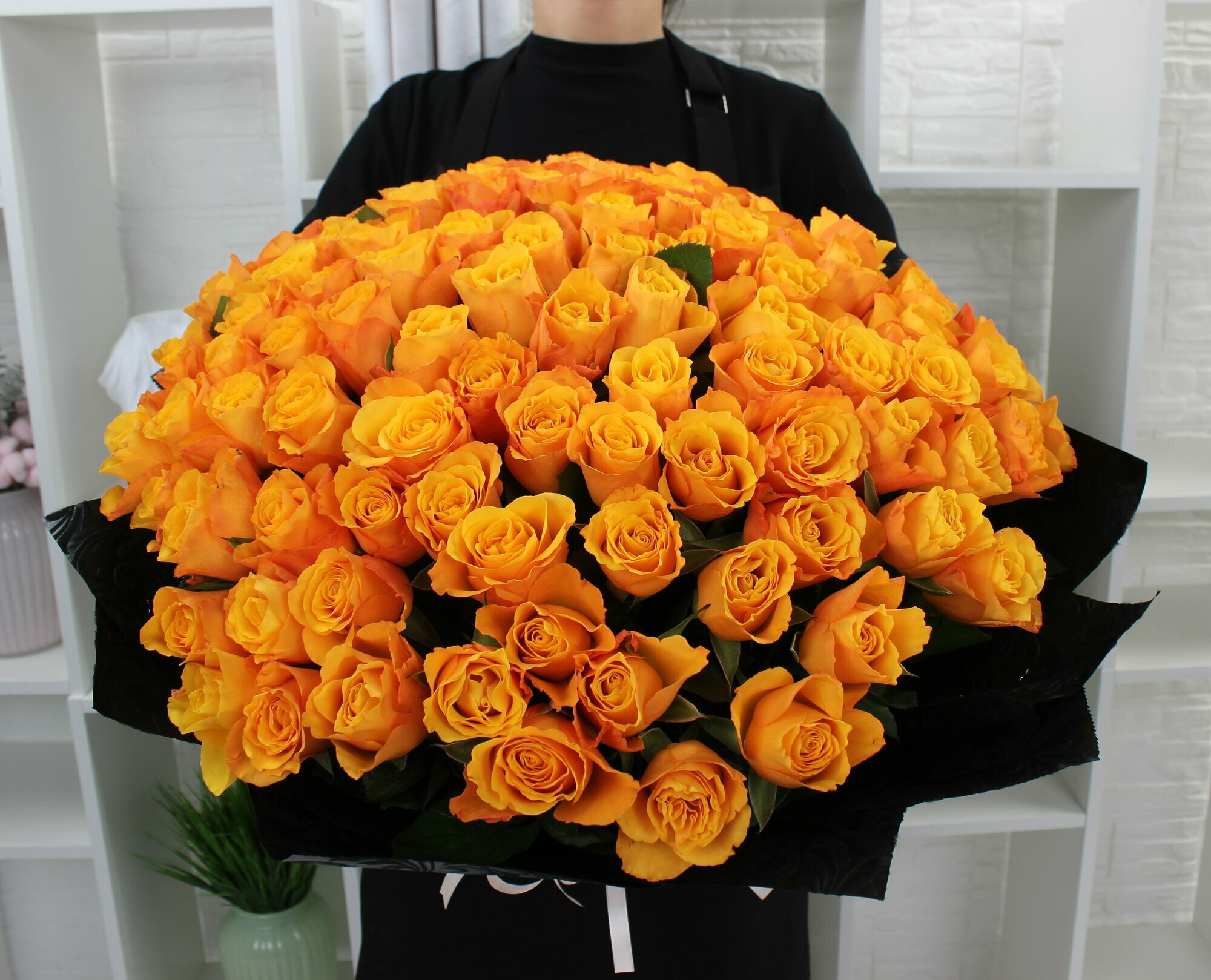 Монобукет THE FLOREAL оранжевая роза 101 штука, высота 40 см, с бантом