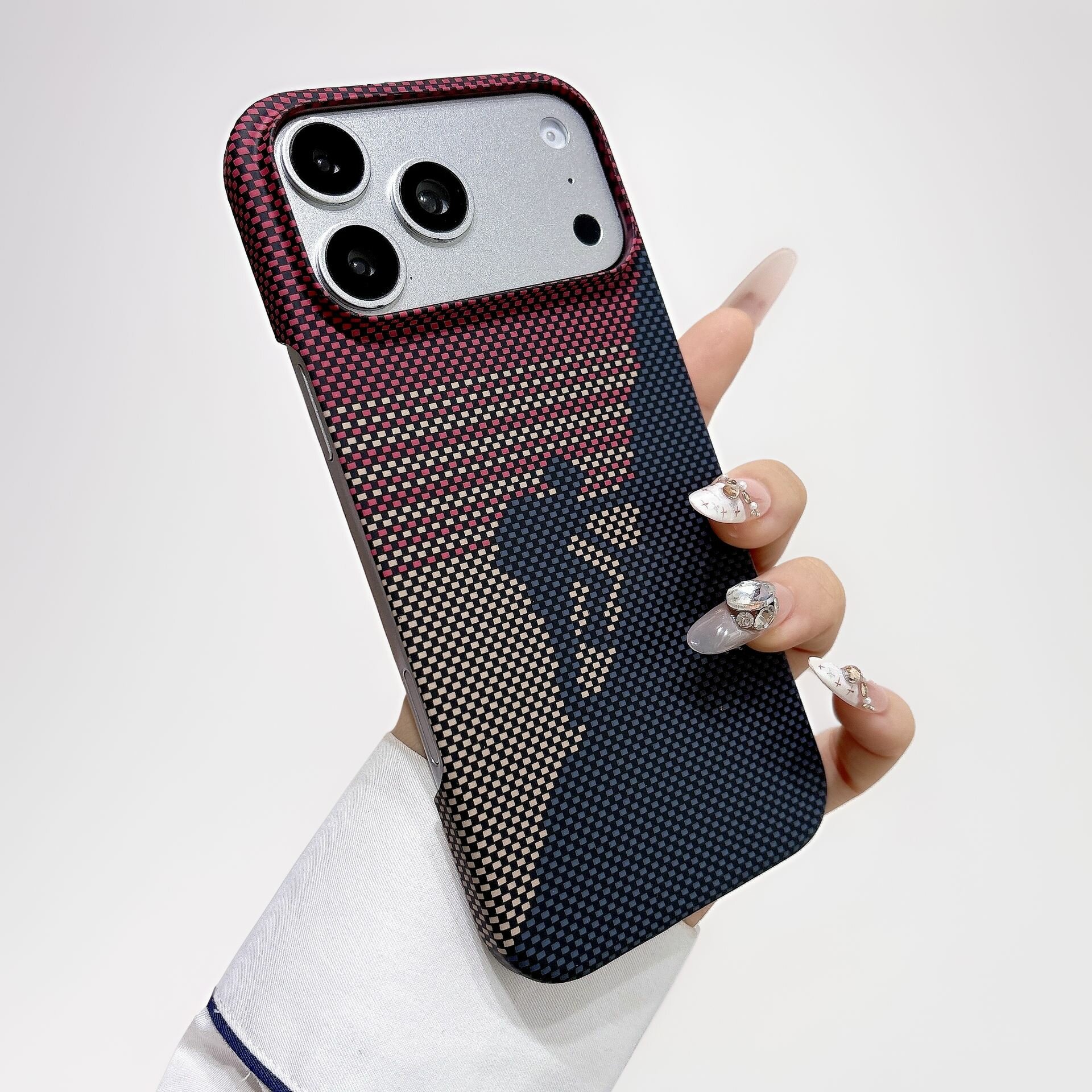 Чехол для iPhone 17 Pro магнитный, полуоблегающий с карбоновой текстурой, матовый софт-тач