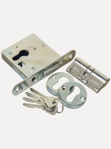 Изображение товара Замок врезной Омега ЗВ1 цилиндровый, 70 мм, хром, 4 ключа. Надежный стальной механизм для межкомнатных и входных дверей.