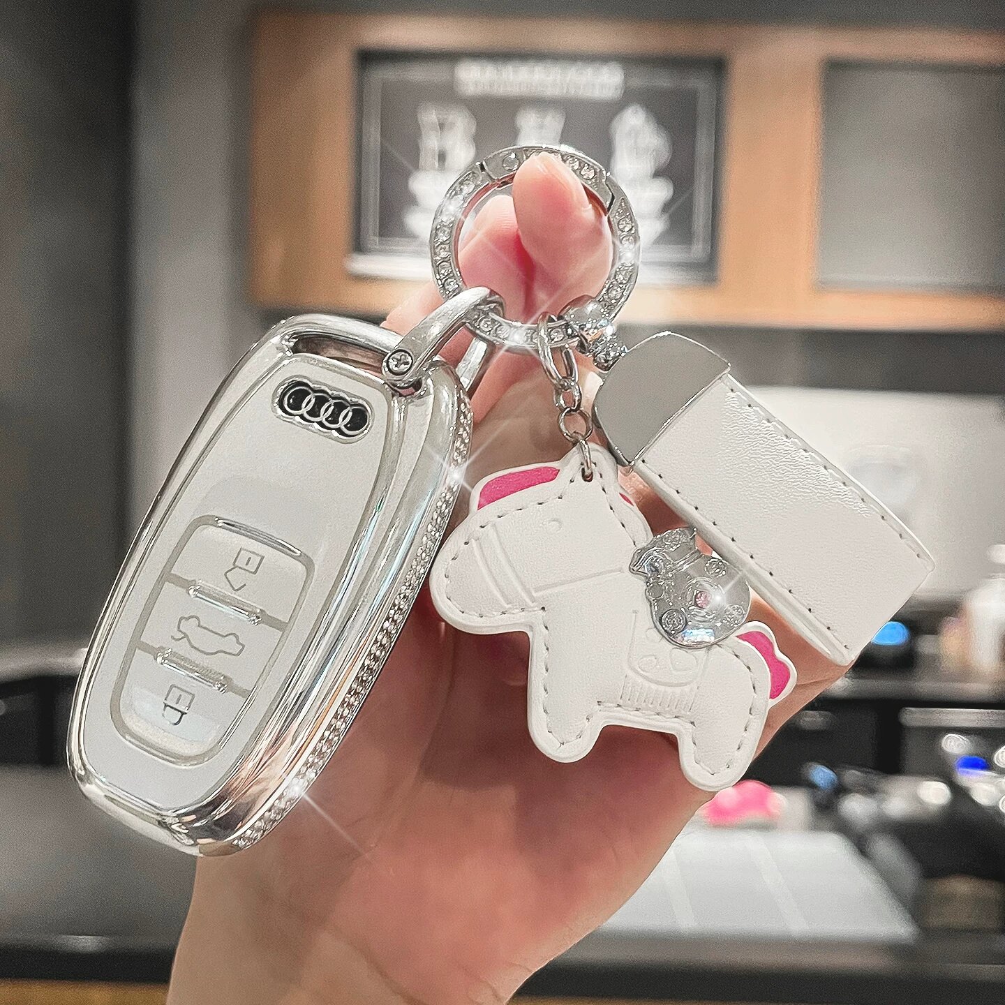 Чехол для ключа Audi в метеоритном сером с золотой монетой белый, стиль A