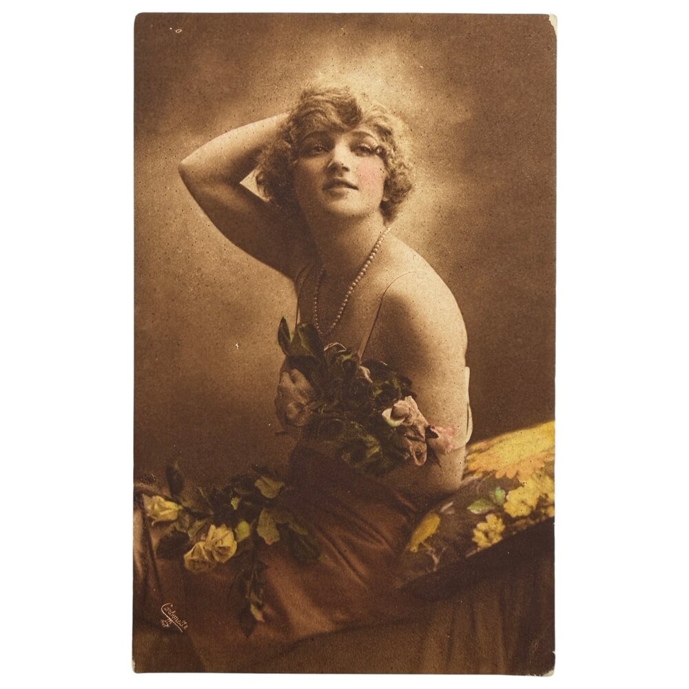 Почтовая открытка "Юная дама с розами" 1902-1910 гг. Великобритания
