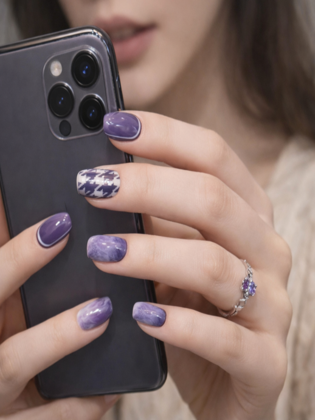 Накладные ногти с дизайном для быстрого и стильного маникюра.