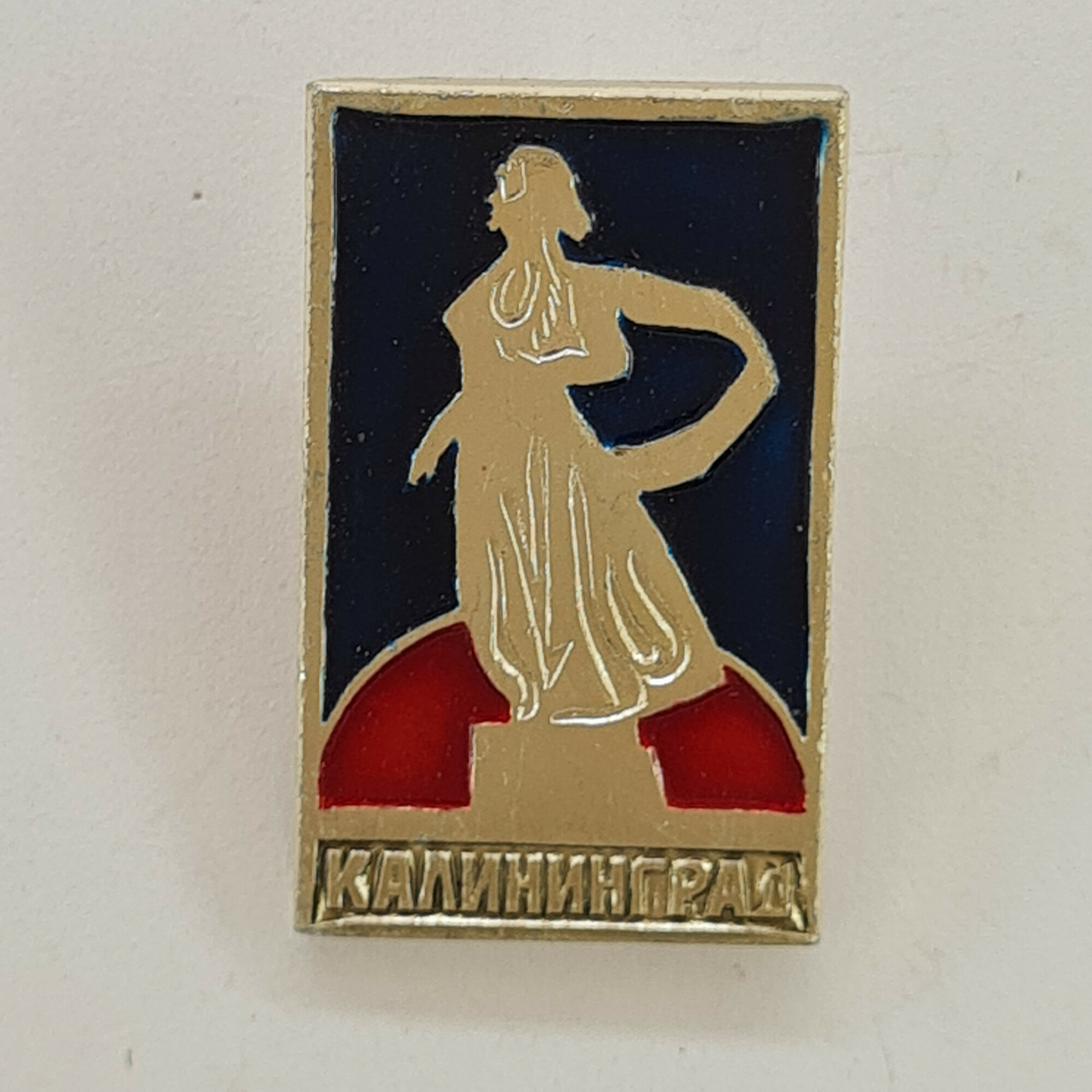 Значок СССР. Калининград, силуэт девушки, городская тематика. Винтажный значек.