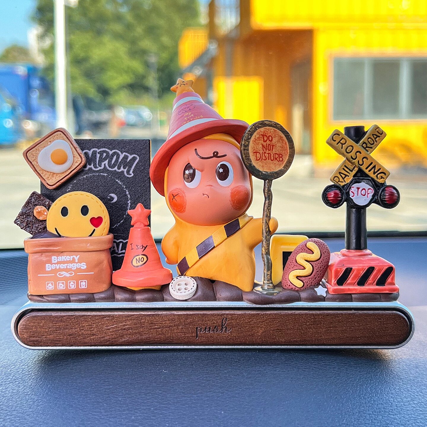 Серия звездных людей POP MART: Декоративная табличка для приборной панели автомобиля «Плохое настроение» с магнитными