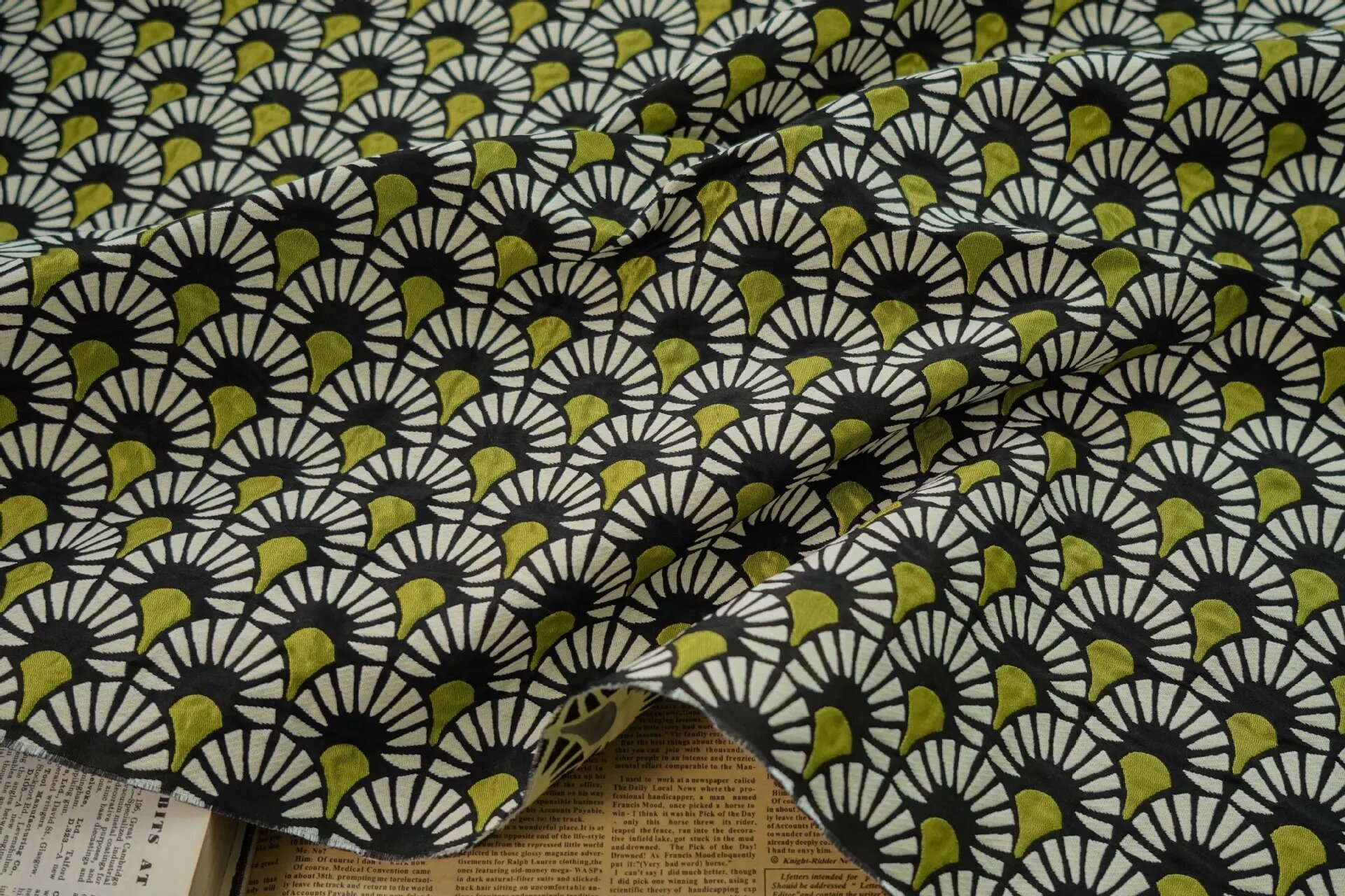 Район жаккардовая ткань с тиснением веера 160х100 см