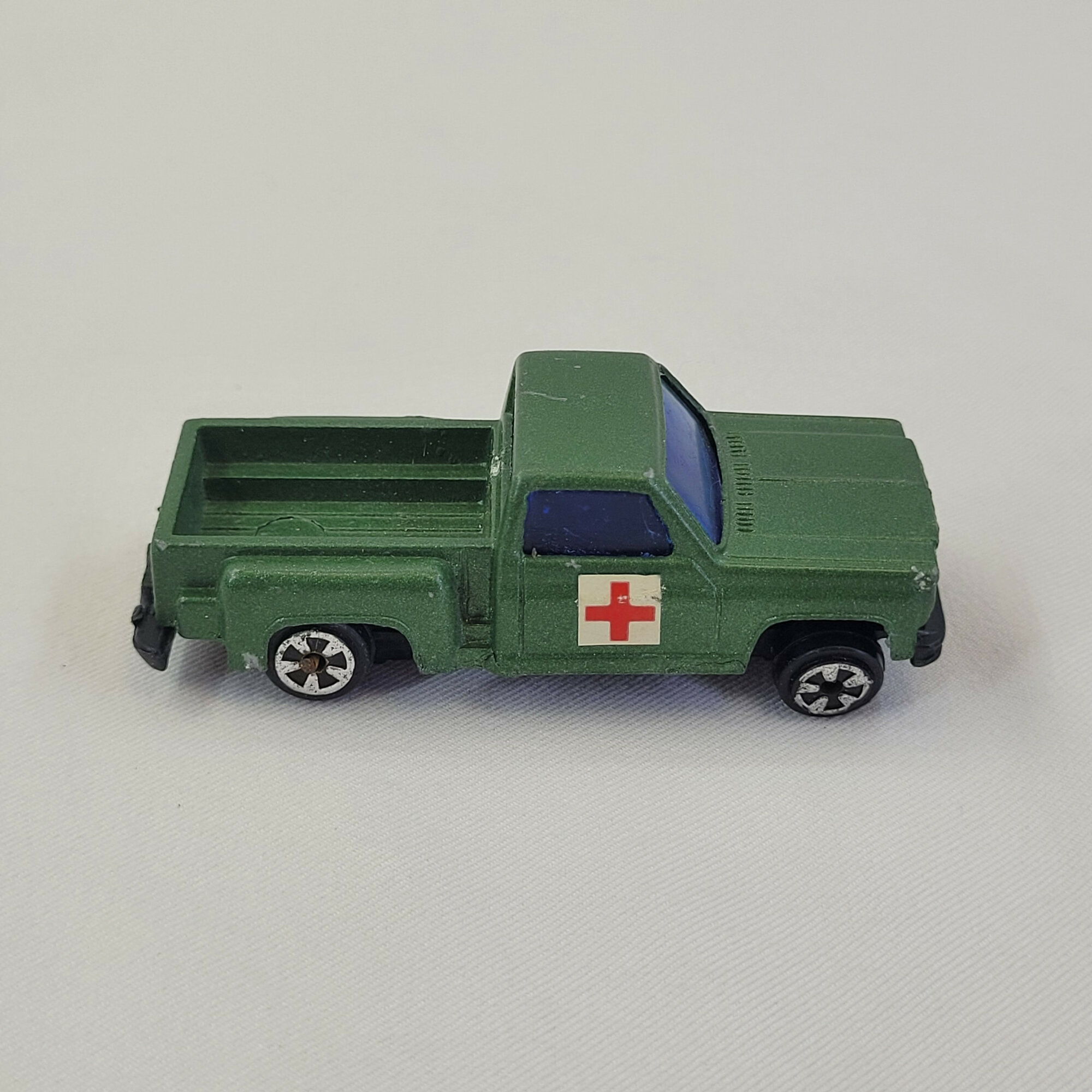 Игрушка автомобиль винтажный СССР. Военная машина с кузовом и знаком медицинской службы