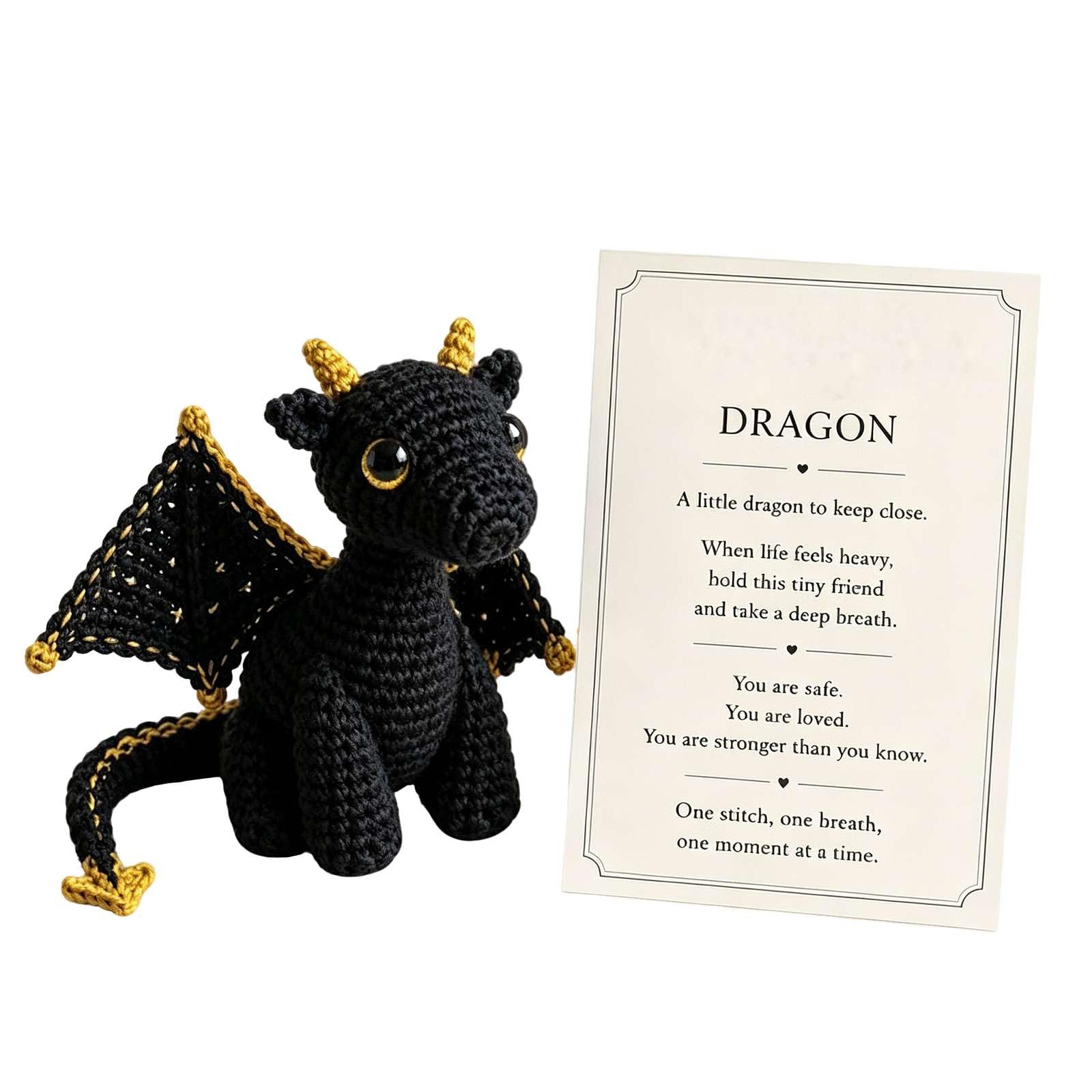 Эмоциональная поддержка Dragon Pocket Buddy. Вязаный крючком дракон ручной работы. Плюшевый дракон с поощрительной карточкой. Мини-декор для стола. Снятие беспокойства, комфортный подарок для подростков, женщин и мужчин (черный).