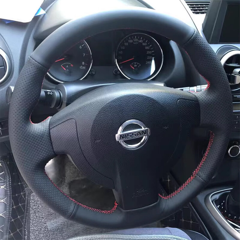 Чехол для рулевого колеса Nissan NV200 - черная микрофибра с красной строчкой и перфорацией по бокам, ручная штопка