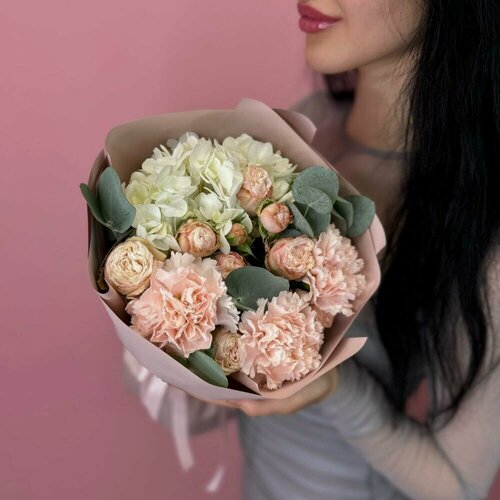 Изображение товара Букет "Нежность пудровая" из кустовых роз, гортензии и гвоздик, круглый, высотой 35 см.