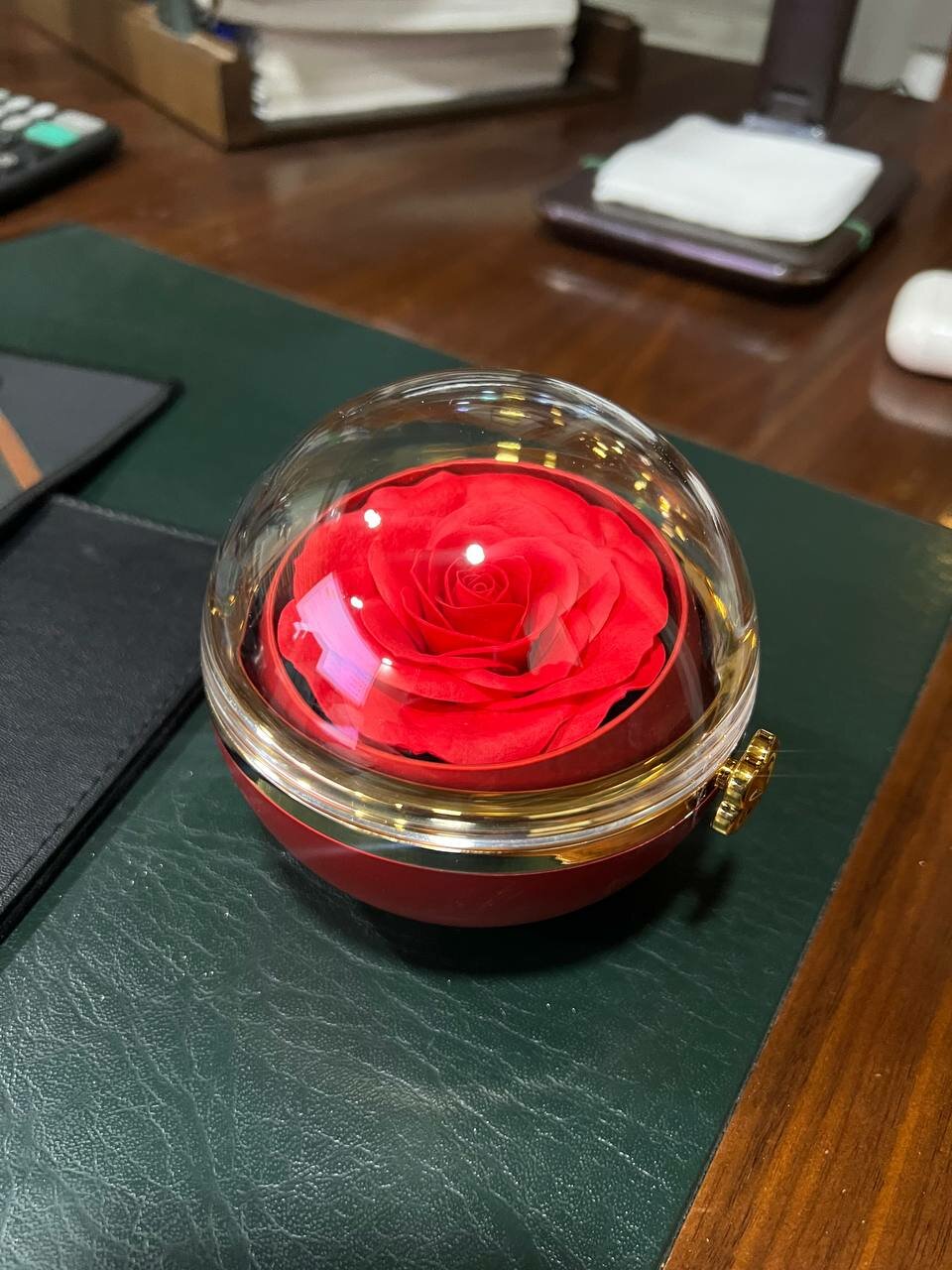Подарочная шкатулка для кольца с розой под куполом