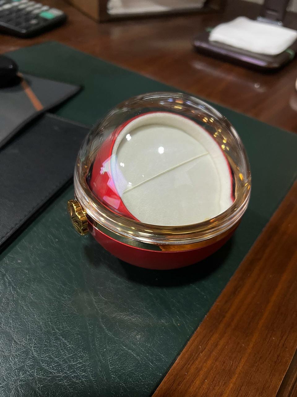 Подарочная шкатулка для кольца с розой под куполом — фото 1