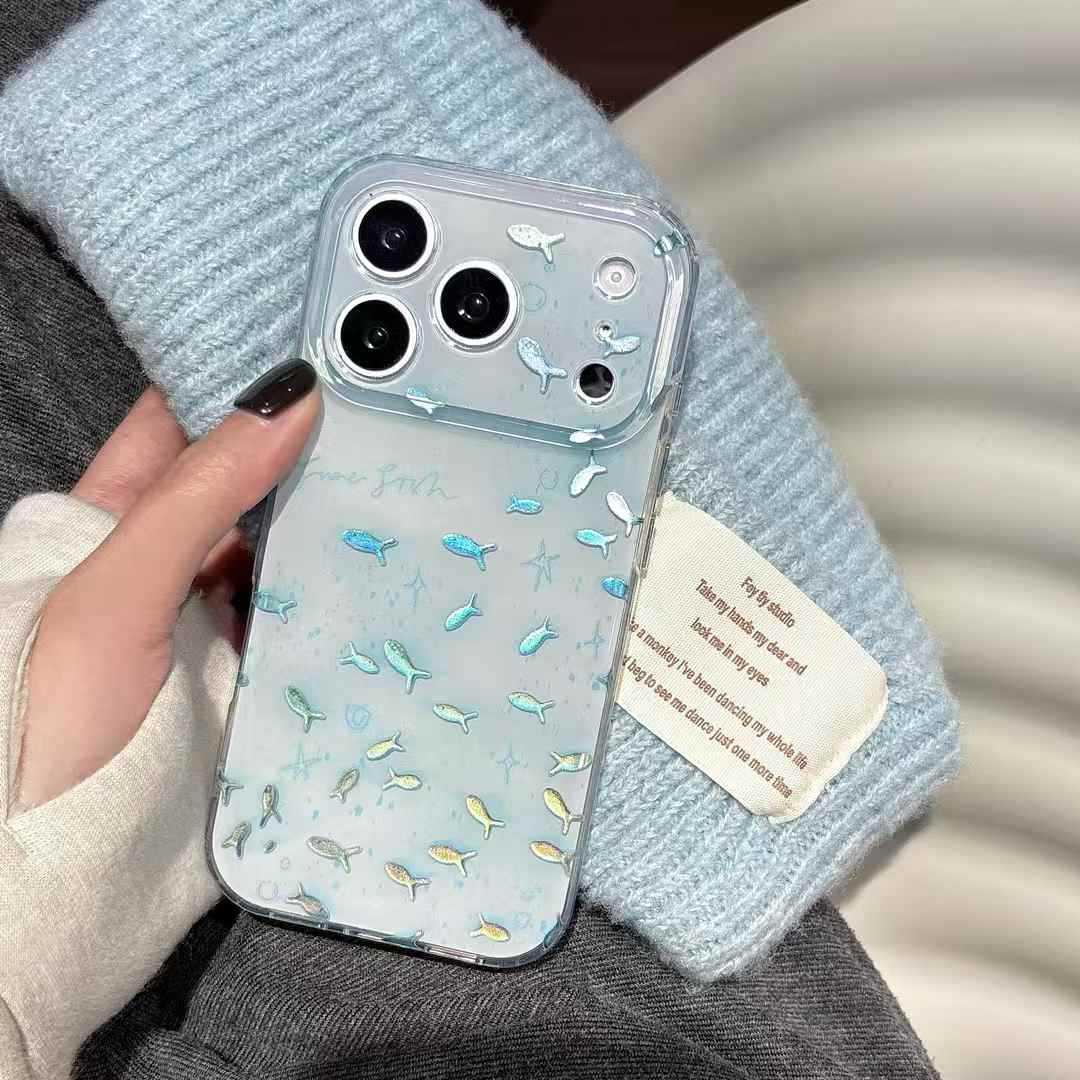 Стильный чехол для iPhone 16 с золотыми синими рыбками на весь экран