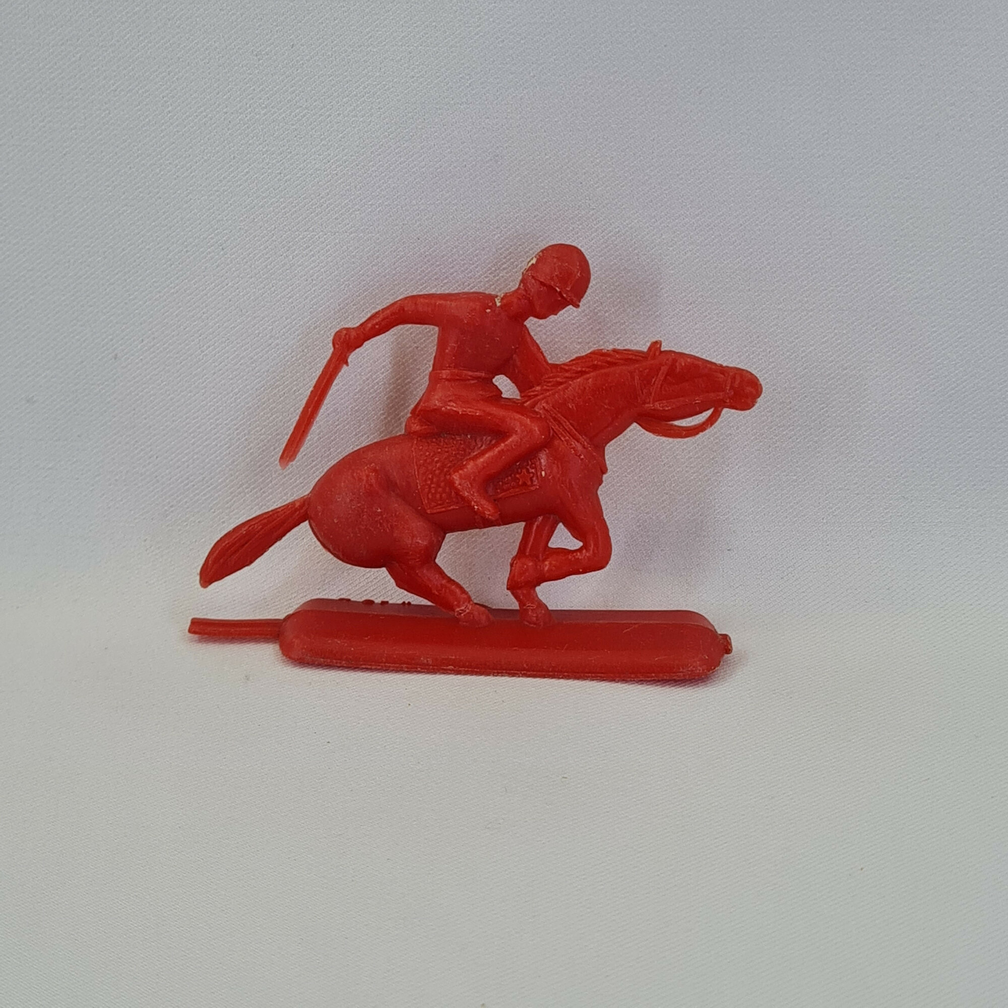 Фигурка всадника на лошади винтажная, СССР. Красная конная игрушка на подставке
