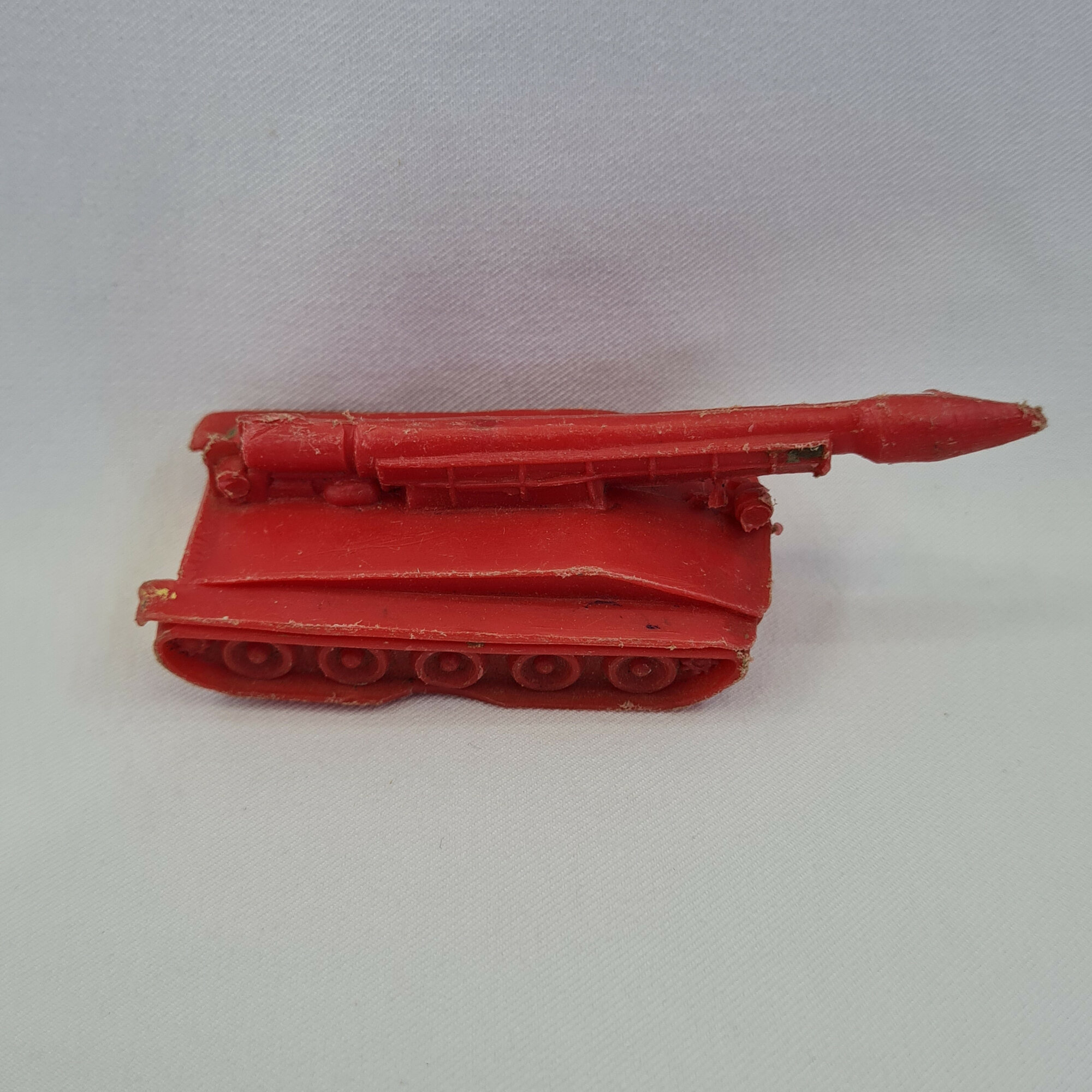 Игрушка танк винтажный СССР. Пластиковая модель военной техники с поворотной башней и гусеницами