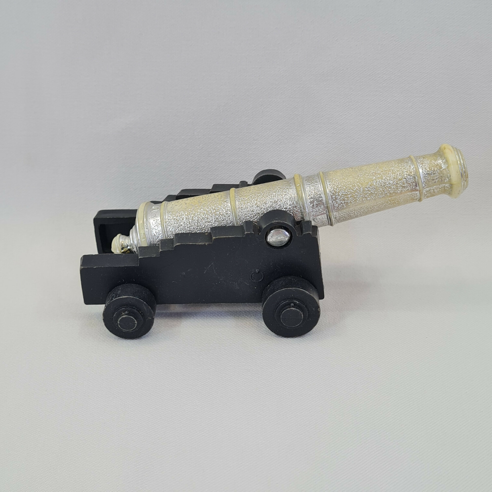 Игрушечная пушка винтажная, СССР. Модель на колесном лафете с декоративным стволом