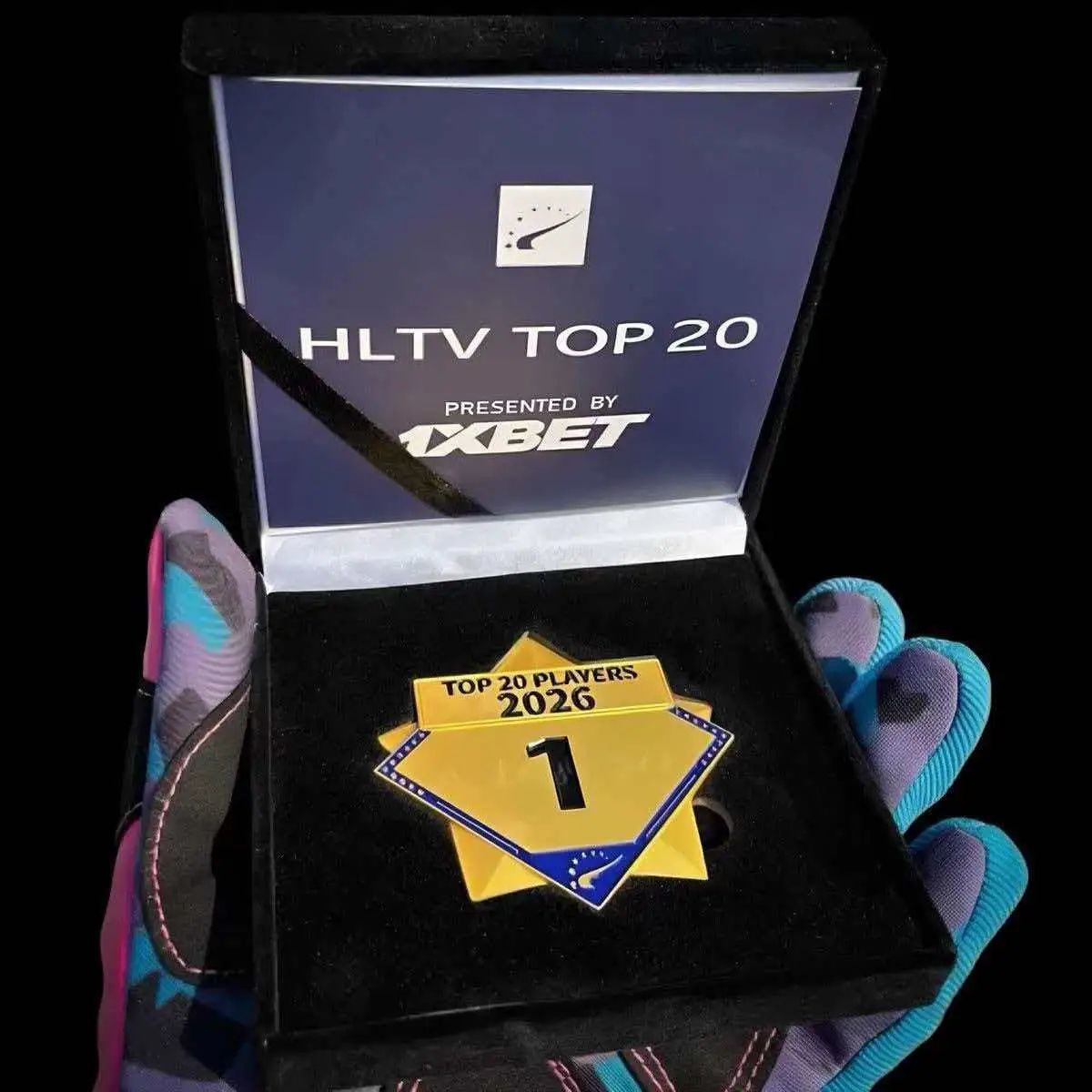 Реплика высшей медали CS2 от HLTV, на которой изображены Донк, S1, Мпле и Нико; та же самая высшая медаль, которую используют профессиональные игроки в CS: GO.