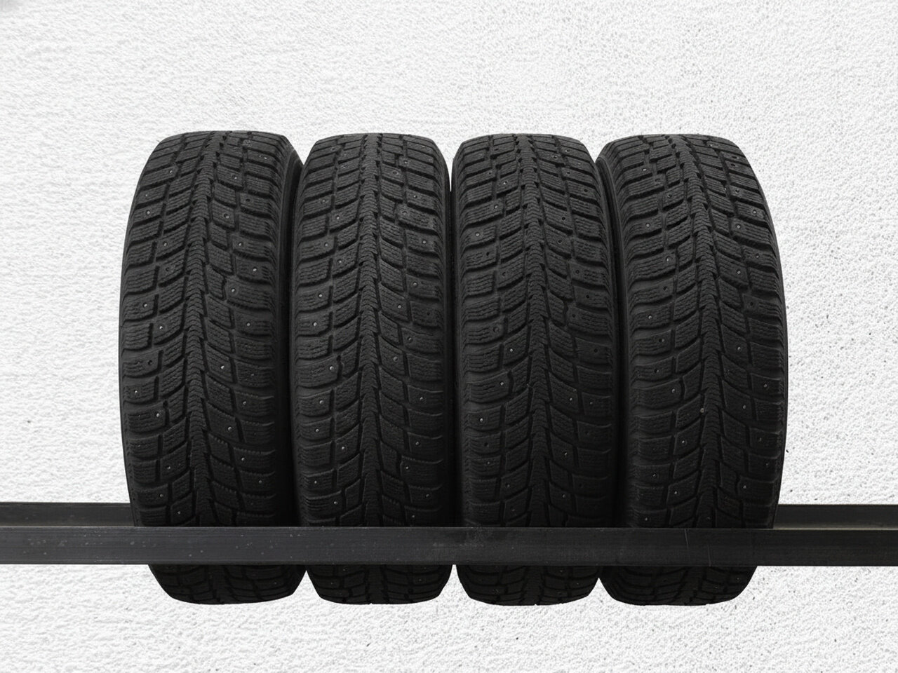 Зимние шины шипованные Nokian Tyres Nordman + 205/70 R15 25.0% износ PT0010837 TSB055084