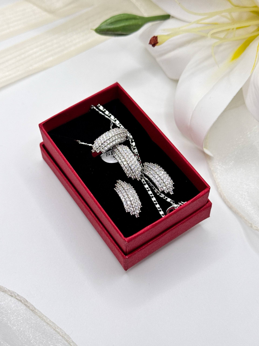 Комплект бижутерии: кольцо, серьги, колье