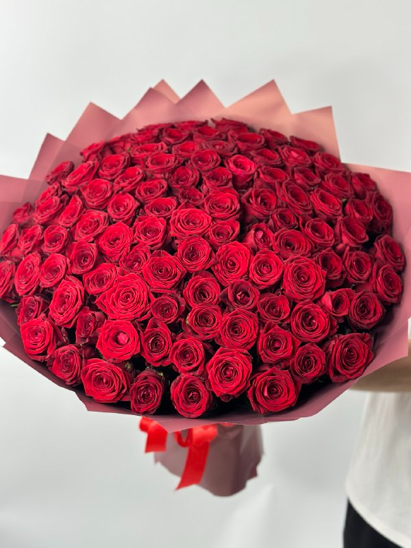 Шикарный букет из 101 розы "Ред Наоми"
