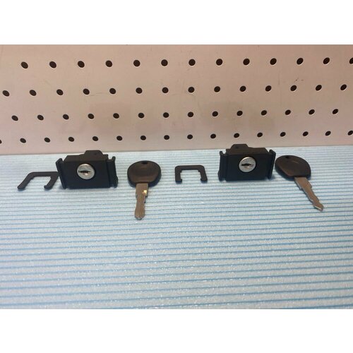 Замок вещевого ящика (бардачка) кабины в сборе с ключом, фиксатором и личинкой для грузовых автомобилей (комплект 2 штуки) МАН MAN Ф90 Ф2000 F90 F2000 TGA TGL TGM TGS TGX ТГА ТГЛ ТГМ ТГС ТГХ