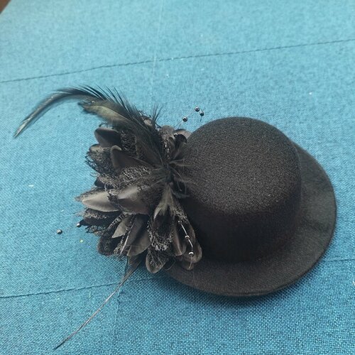 Шляпка на заколке карнавальная Цветок с перьями, 13 см, цвет черный