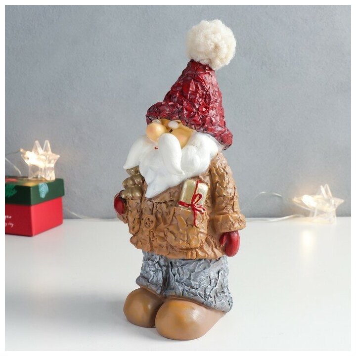 Сувенир полистоун "Дед Мороз в пиджачке с ёлочкой и подарком" 10,5х8х20,5 см
