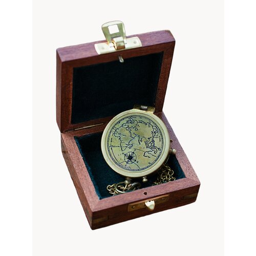 Компас на цепочке с изображением 