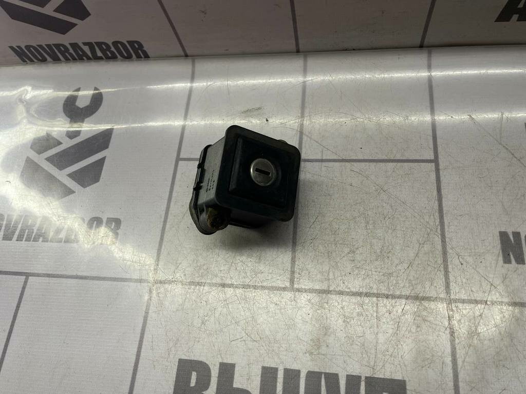 Кнопка открывания багажника VW Passat B3 1988-1993