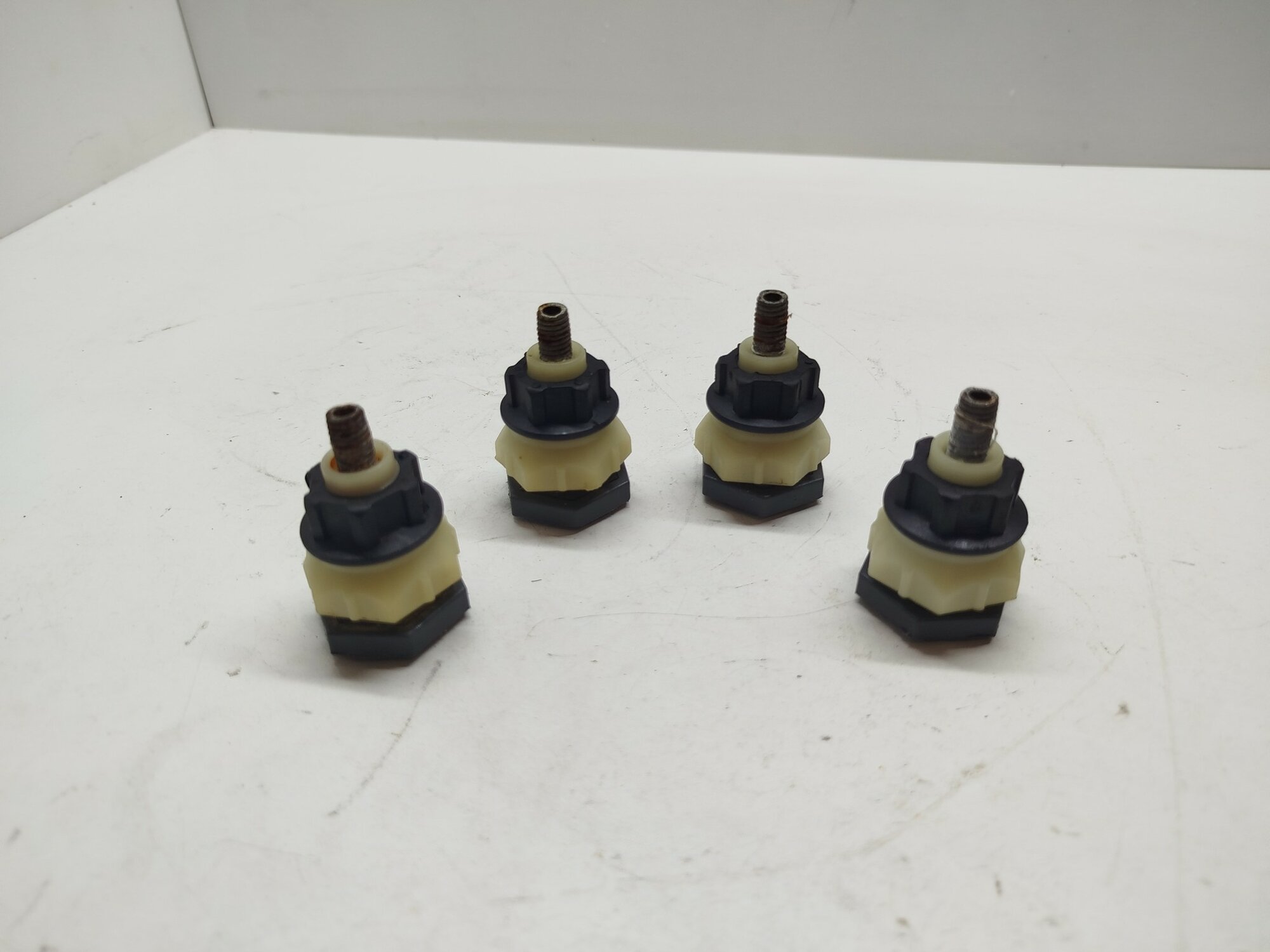 LS62840L кт255 Транспортировочные болты для стиральной машины AEG LS62840L б/у